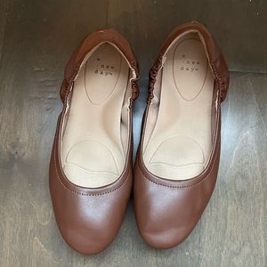 Brown round toe flats 🍁 🍂